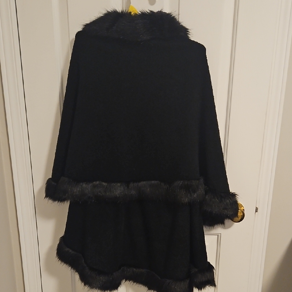 Suzy Shier Black Faux Fur Trim Cape - Picture 5 of 5
